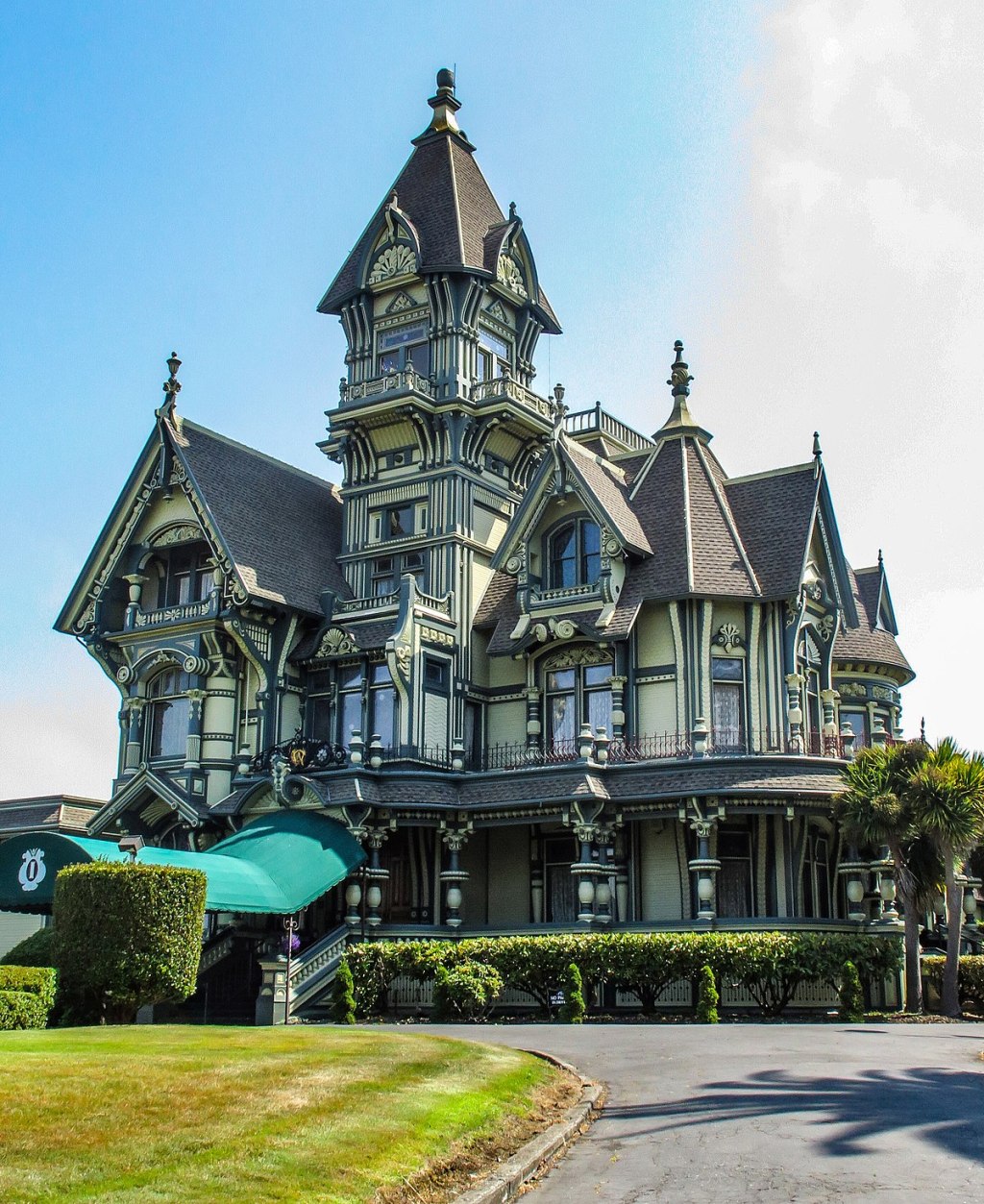 "Whimsical and Grand: The Timeless Allure of Queen Anne Architecture"
