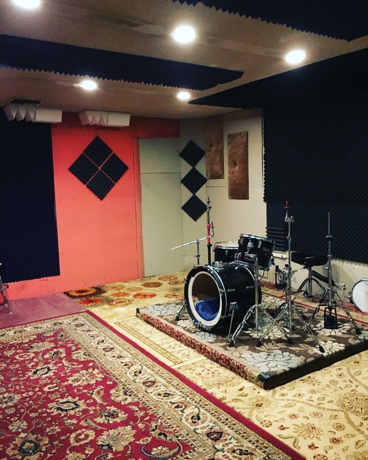 Uncovering the Abandoned Melodies: Decayed Rockstar Rehearsal Spaces